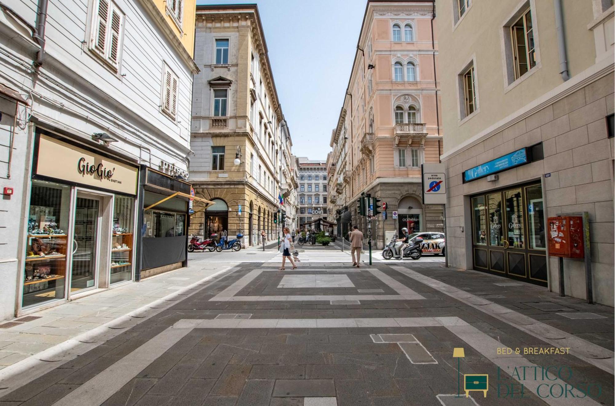 Апартаменты L'Attico Del Corso Триест Экстерьер фото